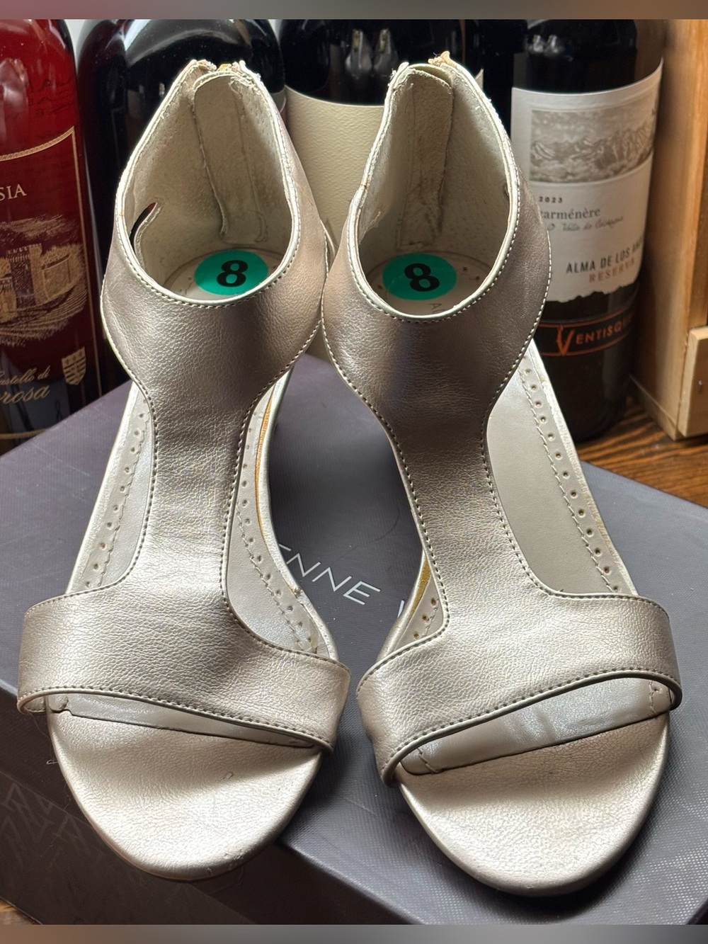 Adrienne Vittadini Metallic Gold T-Strap Women's Sandals Size 8